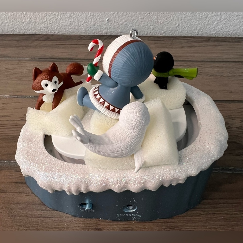 Hallmark NEW 2019 Christmas Ornament Frosty Friends 40th Anniversary with Motion - Picture 6 of 10